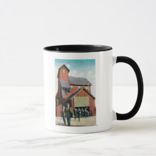 Mug Vue extérieure d'une mine, sortie de travailleurs