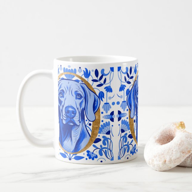 Mug Weimaraner peering thru the letter "O" in Gold (Avec donut)