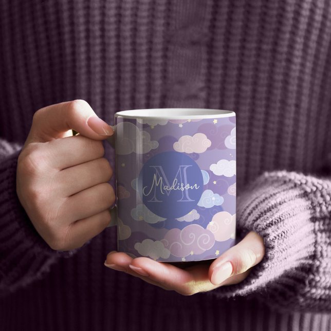 Mug Whimsical Pastel Clouds et étoiles Motif (Whimsical Purple Sky & Clouds Mug with Monogram)