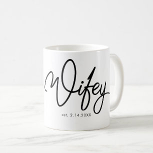Mug Wifey dans la police de fantaisie avec la date