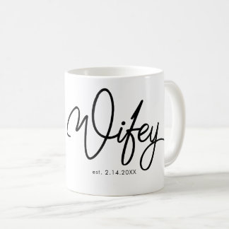 Mug Wifey dans la police de fantaisie avec la date