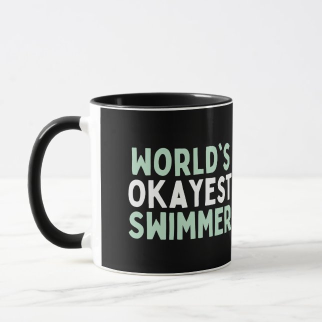 Mug World's Okayest Swimmer, cadeau pour les nageurs (Gauche)