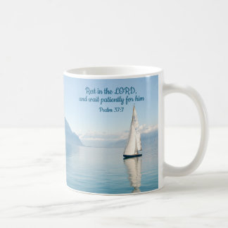 Mug Yacht sur eaux calmes