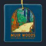 Muir Woods National Monument California Emblem Keramikornament<br><div class="desc">Muir Woods Vektorgrafik Design. Es handelt sich um einen alten,  wachsenden Wald aus Rotholz an der Küste. Aufgrund seiner Nähe zum Pazifik wird der Wald regelmäßig in einem Nebel der Meeresschicht an der Küste umspült,  was zu einer feuchten Umgebung beiträgt,  die ein kräftiges Wachstum der Pflanze fördert.</div>
