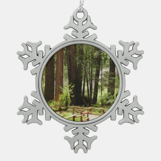 Muir Woods Path I Naturefotografie Schneeflocken Zinn-Ornament (Vorderseite)