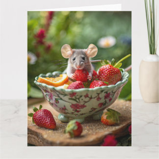 Muis geniet van een aardbei in een schaaltje fruit karte