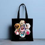 Multi-Foto Collage Moderner Personalisierter Name Tasche<br><div class="desc">Multi Foto Collage Moderne Tragetaschen für Personalisierte Namen bieten eine Foto-Collage Ihrer Lieblings-Fotos in Hexagon-Form. Personalisiert mit Ihrem Namen in modernem schwarzen Skript. Perfekt zum Geburtstag, Weihnachten, Muttertag, Großeltern, Schwester, beste Freundin und vieles mehr. FOTO TIPP: Zentrieren Sie Ihre Fotos vor dem Hochladen nach Zazzle. Entworfen von ©Evco Studio www.zazzle.com/store/evcostudio...</div>