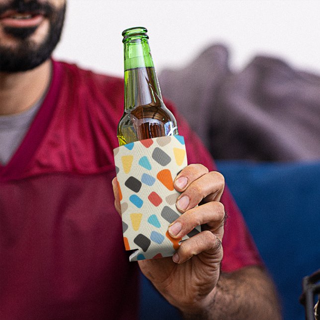 Multicolor-Kieselsteine im weißen Hintergrund Dosenkühler ( cooler)