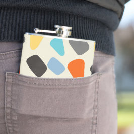 Multicolor-Kieselsteine im weißen Hintergrund Flachmann