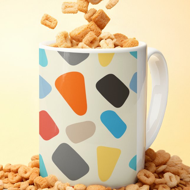 Multicolor-Kieselsteine im weißen Hintergrund Kaffeetasse (mugs and cups)