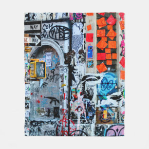 MULTICOLORED WALL PAINING FLEECEDECKE