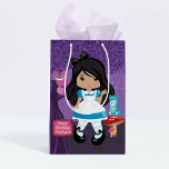 Multikulturelle Alice im Wunderland Personalisiert Mittlere Geschenktüte<br><div class="desc">Personalisiert jeden Anlass Alice im Wunderland Themensäcke mit verschiedenen Szenen. Im Kaninchenloch,  trinken Sie mich,  treffen Sie die Cheshire Cat und Tee Party. Bitte Karo auch das koordinierende Papiertaschentuch heraus!</div>