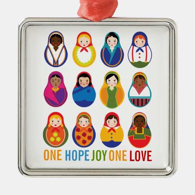 Multikulturelle Verschachtelungs-Puppen ein Silbernes Ornament (Vorne)