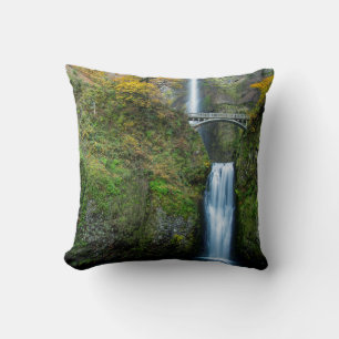 Multnomah Falls im Herbst in der Columbia Gorge Kissen