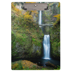 Multnomah Falls im Herbst in der Columbia Gorge Klemmbrett