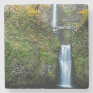 Multnomah fällt im Herbst in der Columbia-Schluch Steinuntersetzer