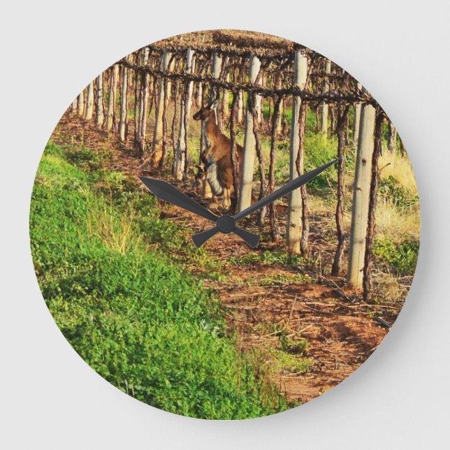 Mum And Joey Kangaroo Hiding In Grapevines, Große Wanduhr (Vorderseite)