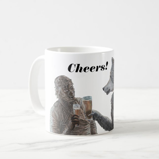 Mummy und Werewolf Drinking Beer Cheers Tasse (Vorderseite Links)