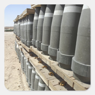 Munitionsreihen werden gestapelt und vorgepfercht quadratischer aufkleber