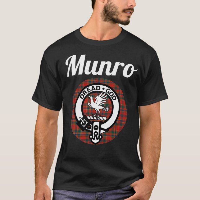Munro Clan Scottish Name Coat of Arms Tartan T-Shirt (Vorderseite)