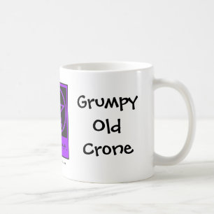 Mürrische alte alte Frau ein unverschämte Kaffeetasse