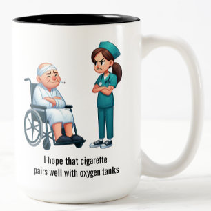 Mürrische Krankenschwester gegen rauchenden Senior Zweifarbige Tasse
