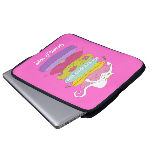 Mürrische Prinzessinkatze und die Laptopschutzhülle (Vorne Knopf)