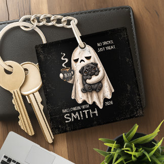 Mürrischer Geist hält schwarzen Pug-Hund Meh Hallo Schlüsselanhänger
