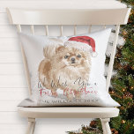 MURRY CHRISTMAS Santa Dog Monogramm Kissen<br><div class="desc">Wer würde dieses bezaubernde Kissen nicht Liebe?!! Mit einem niedlichen Spitz mit einer Weihnachtsmannmütze,  mit "We want you a Furry Christmas" in festlich roter Hand geschrieben,  mit Kalligraphie,  und personalisiert mit dem Namen und dem Jahr. Das Design ist auf beiden Seiten des Kopfkissens identisch und leicht zu personalisieren.</div>