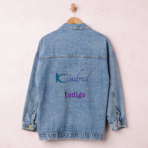 Murugi porte un Indigo rouge