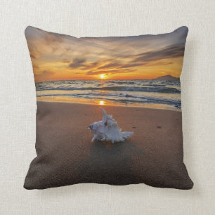 Muschel am Strand in Insel des Sonnenuntergang- Kissen