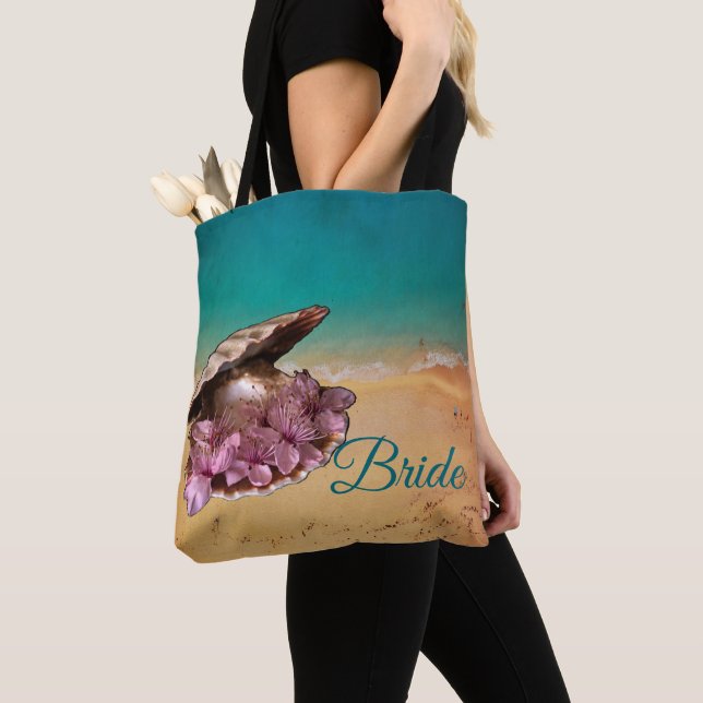 Muschel am Strand mit Blume am Strand (Ihr Text) Tasche (Von Nahem)