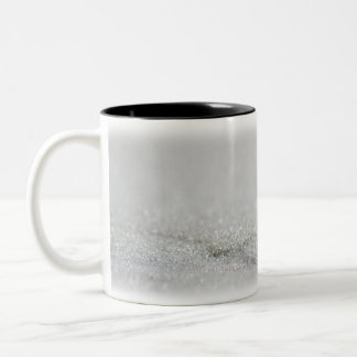 Muschel im Sand Zweifarbige Tasse
