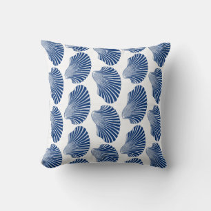 Muschel in Scallop, Print, Indigo und Weiß  Kissen