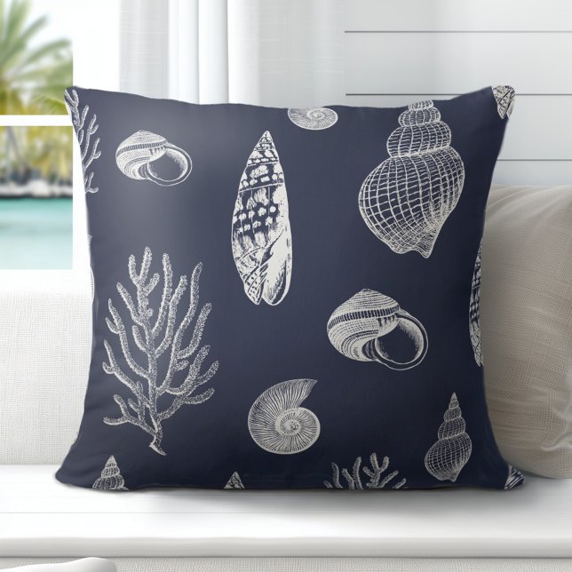 Muschel Navy Blue White Kissen (Discover Gorgeous Coastal Throw Pillows by Totally Coast.)
