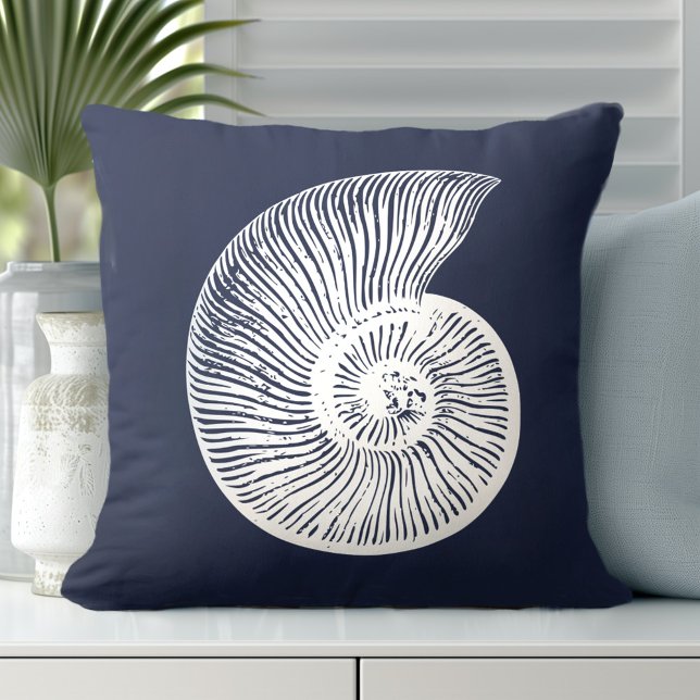 Muschel Navy Blue White Kissen (Discover Gorgeous Coastal Throw Pillows by Totally Coast.)