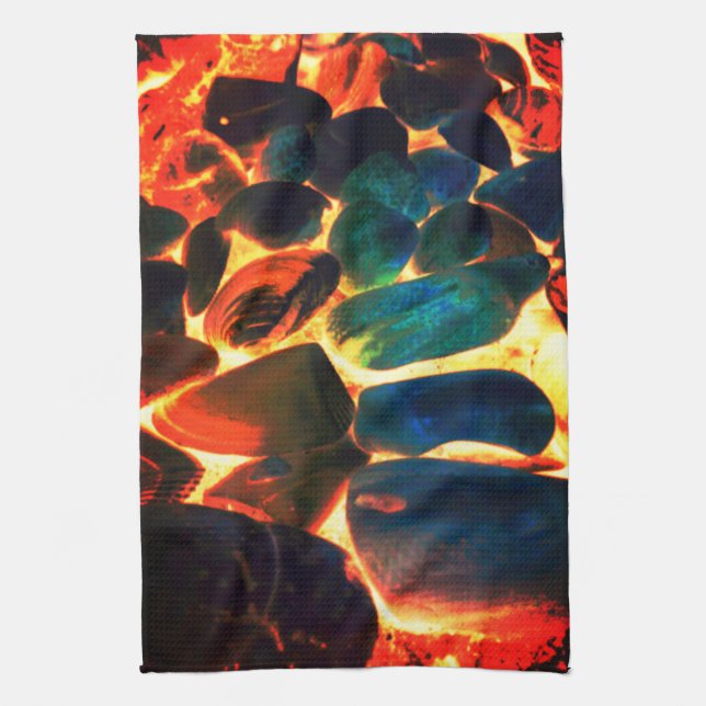 Muschel von Seeschiffen auf flammendem vulkanische Geschirrtuch (Vertikal)