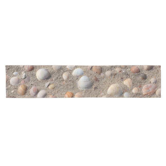 Muscheln an einem sandigen Foto  Kurzer Tischläufer (Horizontal)