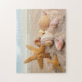 Muscheln auf einem Puzzle mit weißem Sand