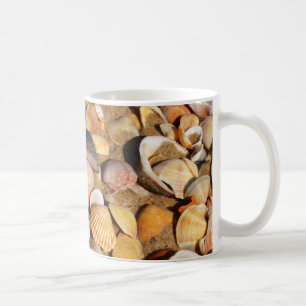 Muscheln auf einem Sandy-Strand Andalusien, Kaffeetasse