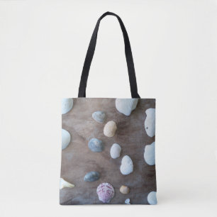 Muscheln auf einer überdruckten Tasche