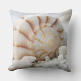Muscheln im Sandwirbelkissen Kissen