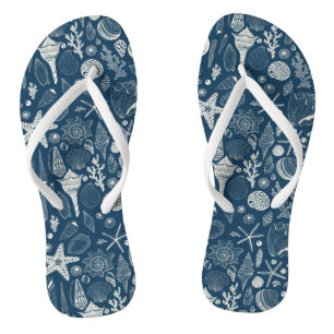Muscheln in dunkelblau flip flops