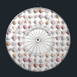 Muscheln Ocean Life Beach Custom Dartscheibe<br><div class="desc">An sonnige Tage am Strand erinnern, mit dieser Muscheldartboard. Das Muster zeigt eine Vielzahl von Muscheln, die elegant in Reihen angeordnet sind, wie in einer zoologischen Sammlung, auf einem blassweißem Hintergrund. Der Aquarellstil bringt die Muscheln zum Leben, mit Schatten und dezenten Farbabstufungen. Das Dartboard fügt der Touch des maritimen Ozeanlebens...</div>