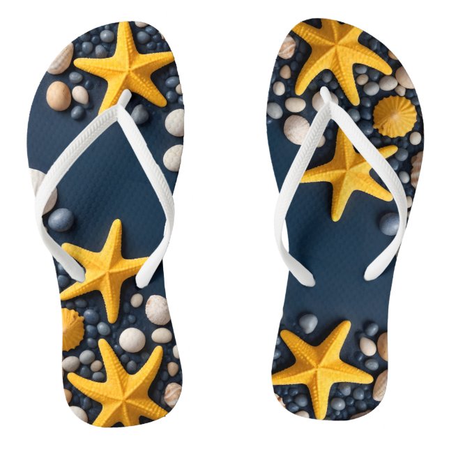 Muscheln, Seesternen und Kies auf einem Sandstrand Flip Flops (Fußbett)