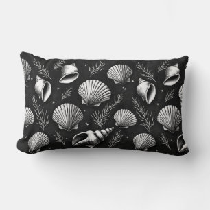 Muscheln und Algen in Schwarz und Weiß Lendenkissen