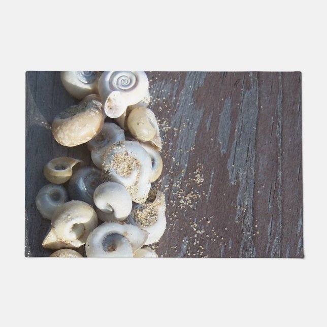 Muscheln und erwittertes Holzsehen Fußmatte (Vorderseite)