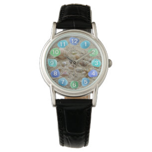 Muscheln und Sea Glass am Strand Sand Armbanduhr