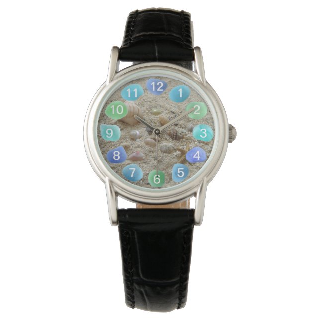 Muscheln und Sea Glass am Strand Sand Armbanduhr (Vorderseite)
