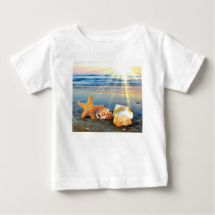 Muscheln und Seestern am Strand Baby T-shirt
